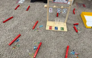 Materialien zum Zählen und Sortieren rund um die Schultage-Zählmaschine auf dem Teppich ausgelegt. Materialien zum Zählen und Sortieren rund um die Schultage-Zählmaschine auf dem Teppich ausgelegt.